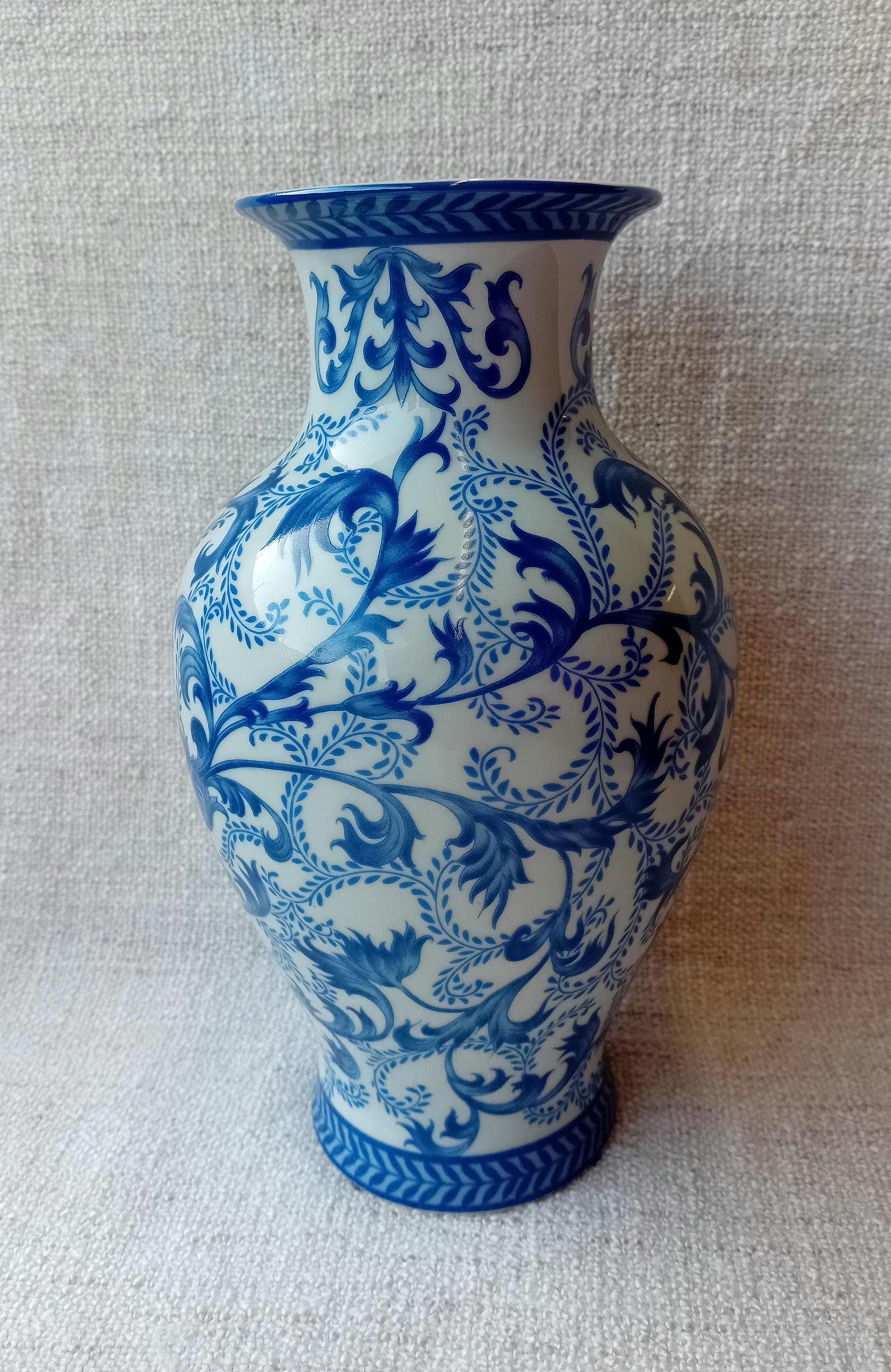 青白い手描きの陶磁器花瓶 東洋の青と白のシノワズリ手描き装飾縦溝花瓶 - Etsy 日本