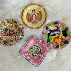 Posacenere decorativo in ceramica Maling Lustreware e piatto commemorativo dell'incoronazione della regina Elisabetta.