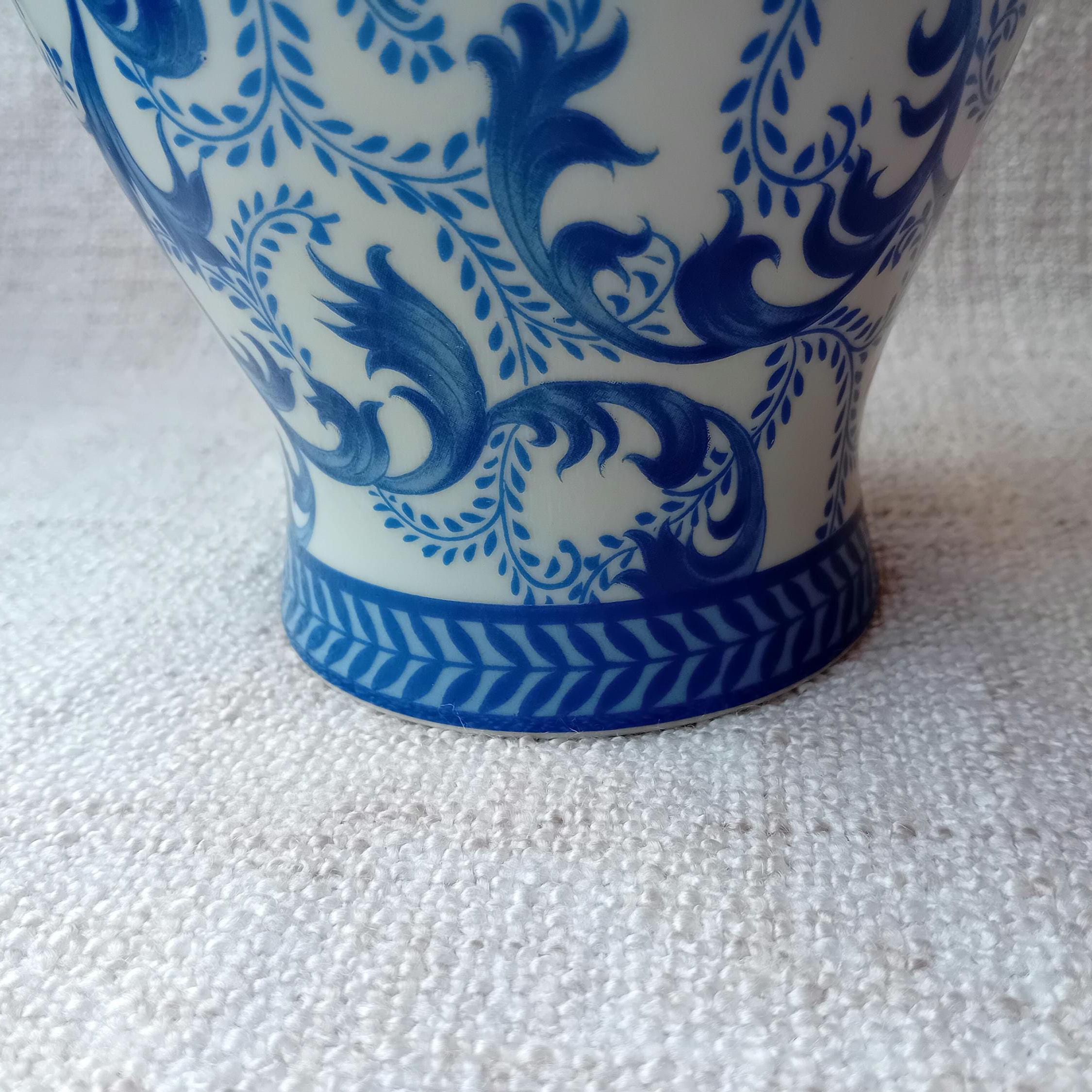東洋の青と白のシノワズリ手描き装飾縦溝花瓶 - Etsy 日本