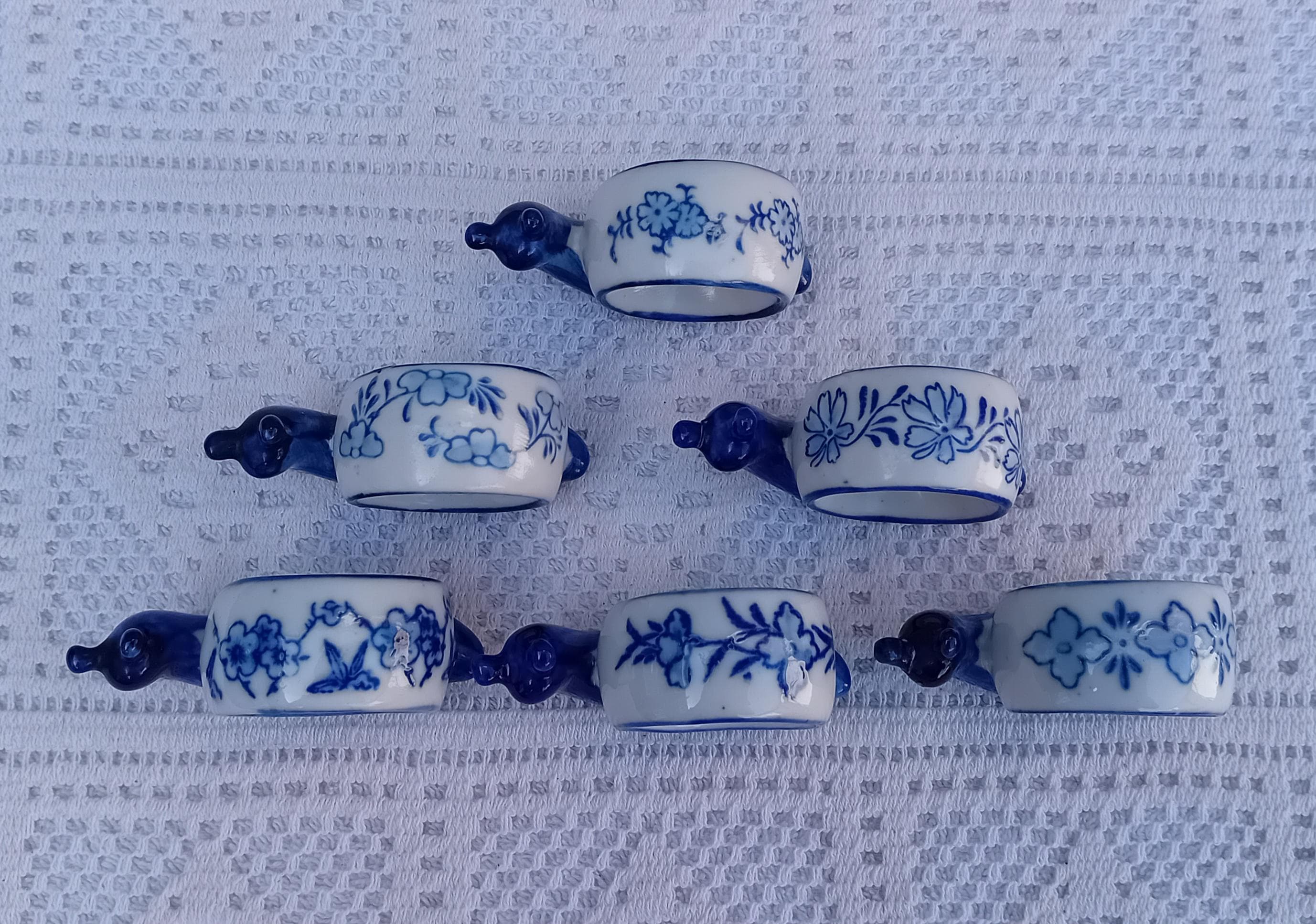 Lot en céramique blanc bleu 12 ronds de serviettes 12 repose couteaux