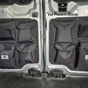 Peut inclure: Organisateurs de rangement noirs avec plusieurs poches montés à l'intérieur des portes d'un véhicule. Les organisateurs ont différentes tailles et formes de poches, avec des coutures rouges. Le texte "Van Pockets Design" est visible.