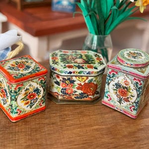 Miniatur Vintage dekorative grüne und rote Blumendose, 1: 12-Zoll-Skala Papiermodell Puppenhaus-Miniaturzubehör, Sadie's Kitchen