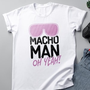 Puede incluir: Camiseta blanca con un par de gafas de sol rosas y el texto "Macho Man Oh Yeah!" en negro.