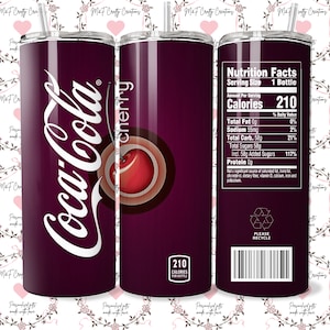 Può includere: Un bicchiere in acciaio inossidabile con sfondo viola e il logo Coca-Cola in bianco. Il bicchiere ha una grafica di ciliegie e il testo "cherry" sul lato. Il retro del bicchiere ha un'etichetta di informazioni nutrizionali con il testo "210 calorie per bottiglia".