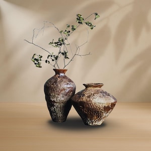 手作りの素朴な陶器の花瓶 – 侘び寂びの陶器、素朴な質感の装飾