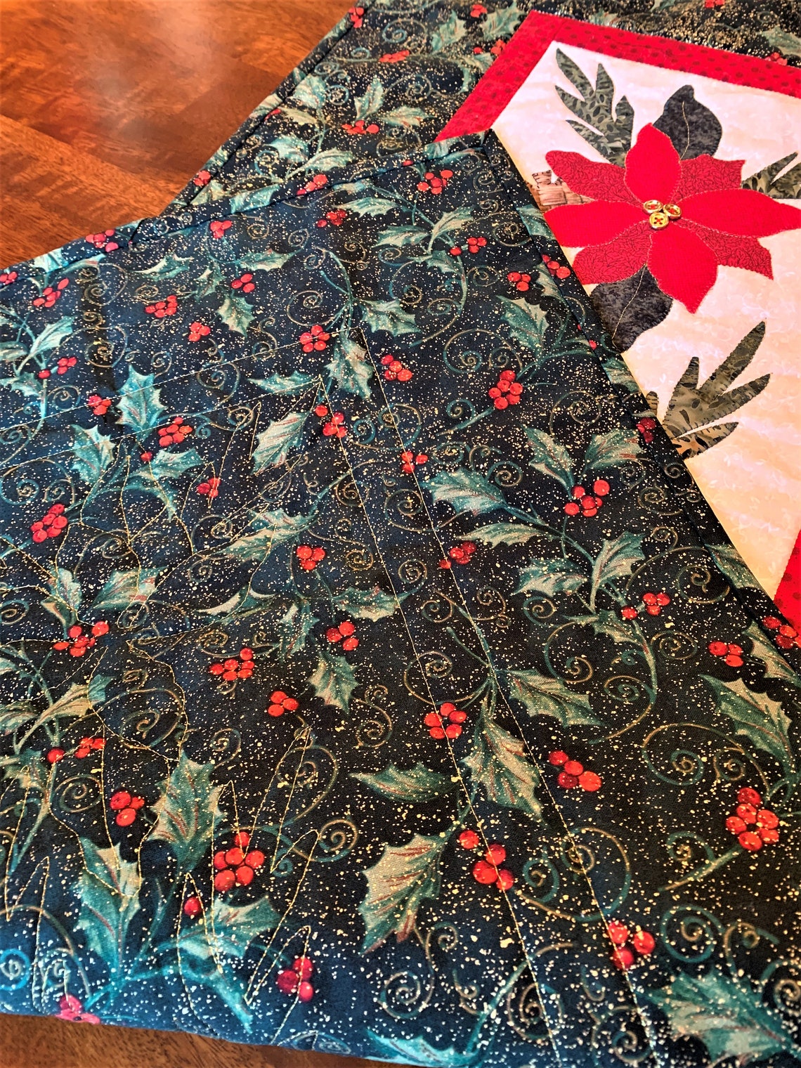 Poinsettia Library Quilted Table Runner NCU0NTV804