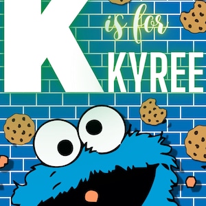 Puede incluir: Un personaje azul de Plaza S&eacute;samo, Cookie Monster, est&aacute; comiendo una galleta de chocolate. El fondo es una pared de ladrillos azules con un letrero verde que dice "Kyree Street" y la letra "K" es para "Kyree".