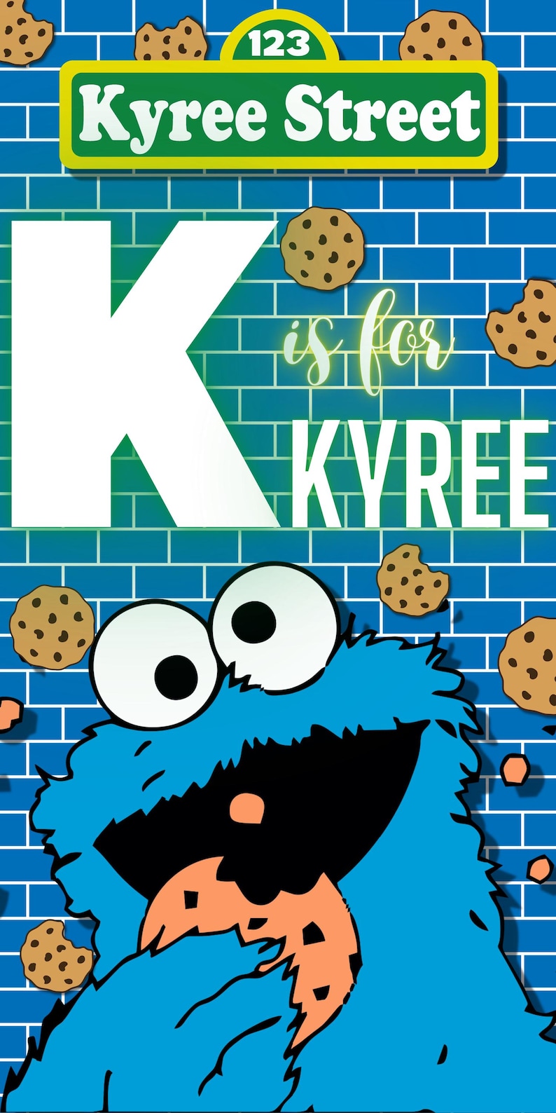 Puede incluir: Un personaje azul de Plaza S&eacute;samo, Cookie Monster, est&aacute; comiendo una galleta de chocolate. El fondo es una pared de ladrillos azules con un letrero verde que dice "Kyree Street" y la letra "K" es para "Kyree".