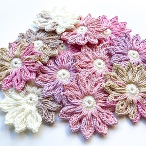 Set di 12 fiori all'uncinetto con margherite - Applique di fiori all'uncinetto, scrapbooking, rifiniture, pizzi, abbellimenti, fiori all'uncinetto; motivo e toppe