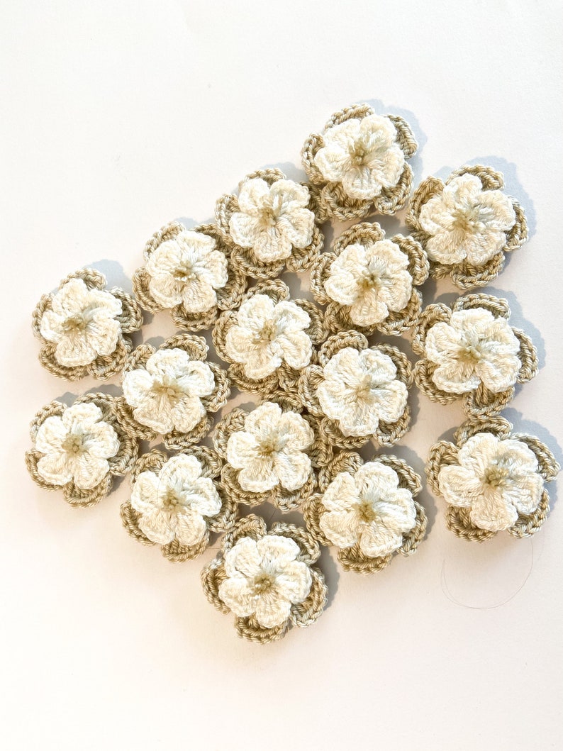 Ensemble de 16 fleurs au crochet Appliqués de fleurs, scrapbooking, garniture, embellissement, motif et ensemble d'écussons image 3
