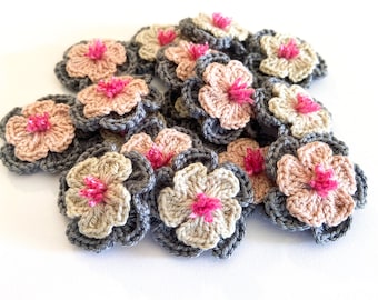 Gehäkelte Blumen Applikationen Set: 16 bunte Verzierungen