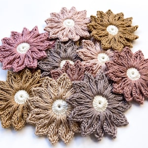 Set di 12 fiori all'uncinetto con margherite - Applique di fiori all'uncinetto, scrapbooking, rifiniture, pizzi, abbellimenti, fiori all'uncinetto; motivo e toppe