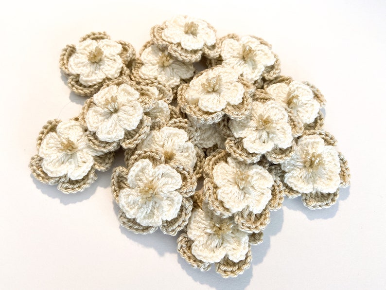 Ensemble de 16 fleurs au crochet Appliqués de fleurs, scrapbooking, garniture, embellissement, motif et ensemble d'écussons image 1