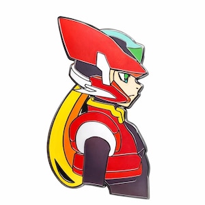 Puede incluir: Un colorido pin de esmalte que presenta un perfil de un personaje con casco y armadura rojos. El personaje tiene cabello amarillo, ojos verdes y una expresión decidida. El pin tiene un borde blanco y está sobre un fondo blanco.