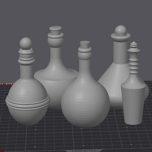 Puede incluir: Cinco botellas de vidrio gris de diferentes formas y tamaños. Las botellas tienen varios detalles decorativos, incluyendo un pomo redondo, una parte superior acampanada y un diseño texturizado.