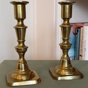 Par de candelabros de latón vintage de 15 cm de alto / Candelabros cónicos de latón macizo pesado / Decoración tradicional clásica imagen 1