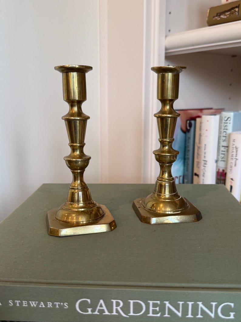 Par de candelabros de latón vintage de 15 cm de alto / Candelabros cónicos de latón macizo pesado / Decoración tradicional clásica imagen 1