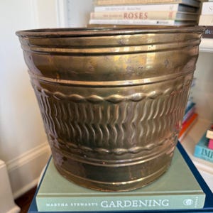 Large Vintage Brass Planter | Oversized Ribbed Brass Cachepot | Hollywood Regency Indoor Planter | Grandmillennial Decor | 11.75”