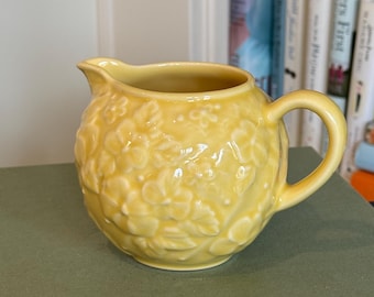 Jarra de crema floral amarilla Bordallo Pinheiro vintage / Jarrón de cogollos de mayólica portuguesa / Decoración de cocina de cabaña de cerámica en relieve / 5,5"