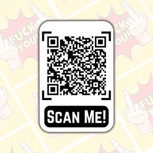Può includere: Un adesivo bianco con un codice QR nero e le parole "SCAN ME!" in un rettangolo nero. Lo sfondo presenta un motivo ripetuto di una mano che fa il dito medio e le parole "FUCK YOU!" in stile fumetto.