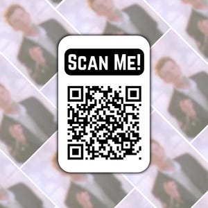 以下が含まれることがあります： 黒と白のQRコードと「SCAN ME！」の文字が入った黒い長方形の白いステッカー。背景は、ぼやけた人物の画像の繰り返しパターンです。
