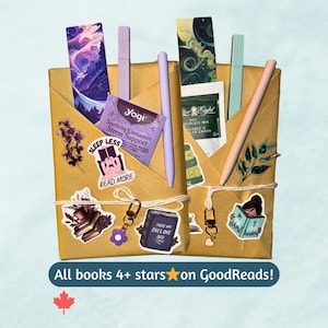 Op de afbeelding: Twee bruin-beige cadeauverpakkingen met boekenleggers, pennen, thee en stickers. De stickers lezen "Sleep Less Read More" en "There Was Only One Bed". De tekst "All books 4+ stars on GoodReads!" is ook zichtbaar. Voor boeken.