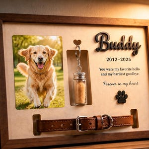 Könnte beinhalten: Ein hölzerner Gedenkrahmen mit einem Foto eines goldenen Hundes, einer kleinen Glasflasche an einem Schlüsselanhänger und einem braunen Lederhalsband. Der Text lautet Buddy, 2012-2025, You were my favorite hello and my hardest goodbye, Forever in my heart.