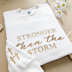 Stärker als der Sturm Sweatshirt oder Hoodie, christliche Kleidung, christlicher Glaube Geschenk, Rundhalsausschnitt im christlichen Stil, Geschenk für sie