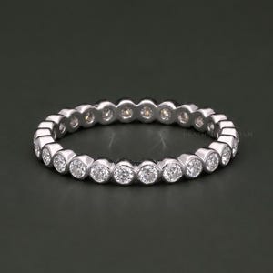 Trouwring met ronde diamanten in een chatonzetting, stapelbare trouwring die perfect past bij een verlovingsring, cadeau voor haar, handgemaakte minimalistische sieraden