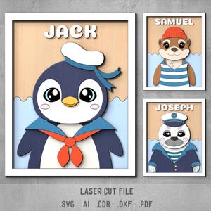 Puede incluir: Tres ilustraciones enmarcadas de animales de dibujos animados con trajes de marinero. Las ilustraciones son para Jack, Samuel y Joseph. Cada ilustración tiene un marco blanco y un fondo de madera claro.