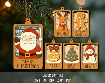 Könnte beinhalten: Weihnachtsschmuck aus Holz mit festlichen Designs. Enthält den Weihnachtsmann, ein Rentier, einen Lebkuchenmann, einen Schneemann, einen Weihnachtsbaum und eine dekorative Kugel. Jeder Schmuck hat einen Namen oder einen Feiertagsgruß. Der Text "MERRY CHRISTMAS" ist sichtbar.