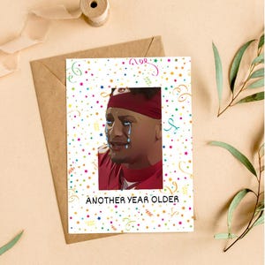 Carte d'anniversaire drôle | Patrick Mahomes Crying Meme | Carte d'anniversaire imprimable pour lui | Un an de plus avec des confettis | Blanc à l'intérieur