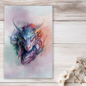 Könnte beinhalten: Ein Aquarellbild eines Drachenkopfes mit blauen, violetten und rosafarbenen Schuppen. Der Drache hat einen grimmigen Ausdruck mit leuchtend gelben Augen. Der Hintergrund ist ein zarter rosa und blauer Aquarell-Wasch.