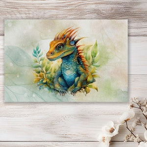 Op de afbeelding: Een aquarel schilderij van een blauwe en gele hagedis met oranje stekels op zijn kop. De hagedis is omringd door groene bladeren en bloemen.