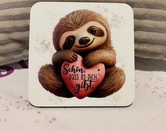 Sottobicchiere – Bradipo con cuore “È così bello che tu esista” | Dolce regalo, sughero/HDF, amicizia