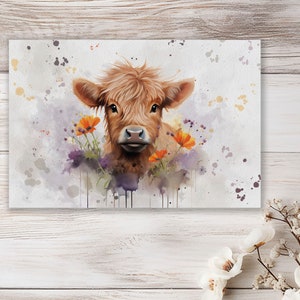 Peut inclure: Une peinture à l'aquarelle d'une vache Highland brune et blanche avec des fleurs orange et des fleurs sauvages violettes. La vache regarde directement le spectateur avec une expression douce et gentille.