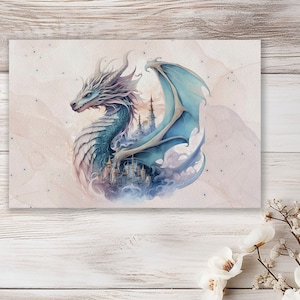 Op de afbeelding: Een aquarel schilderij van een blauwe en witte draak met een kasteel in zijn lichaam. De draak is omringd door wolken en heeft een roze achtergrond.