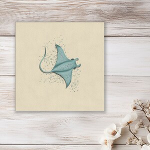 Könnte beinhalten: Eine Illustration eines hellblauen Mantarochens auf weißem Hintergrund mit einem hellblauen Spritzeffekt.