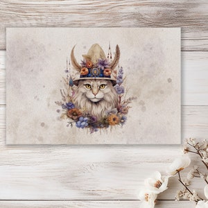 Peut inclure: Un chat blanc portant un chapeau brun et bleu avec des fleurs et des plumes. Le chat est entouré d'une couronne de fleurs.