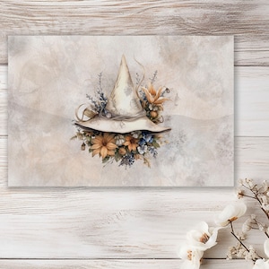 Könnte beinhalten: Ein weißer Hexenhut mit einer spitzen Krone, umgeben von einem Strauß Herbstblumen in Orange-, Gelb- und Blautönen. Hut und Blumen sind auf einem strukturierten, beigefarbenen Hintergrund gemalt.
