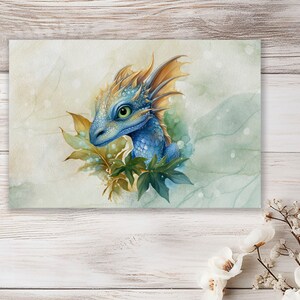 Könnte beinhalten: Ein blauer und gelber Drache mit grünen Blättern und einem Aquarellhintergrund. Der Drache hat ein großes, ausdrucksstarkes Auge und einen freundlichen Ausdruck.