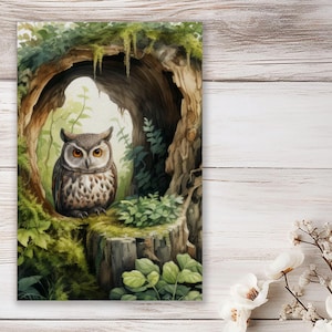 Può includere: Un gufo marrone e grigio con occhi gialli è seduto in un tronco d'albero cavo. Il gufo è circondato da fogliame verde.
