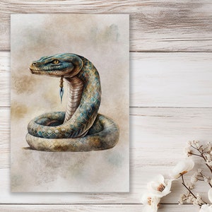 Könnte beinhalten: Ein Aquarellbild einer blauen und grünen Schlange mit goldenen Akzenten. Die Schlange ist zusammengerollt, der Kopf erhoben und schaut zur Seite. Der Hintergrund ist hellbraun mit einer Aquarell-Waschung.