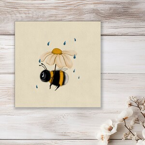 Può includere: Un simpatico fumetto di un bombo che tiene un margherita bianca sopra la testa come un ombrello improvvisato. Intorno all'ape cadono gocce di pioggia blu.