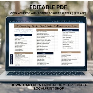 Puede incluir: Una pantalla de computadora portátil que muestra una lista de verificación imprimible de 60 tareas de limpieza que se pueden completar en 5 minutos o menos. La lista de verificación está dividida en categorías como baño, cocina, sala de estar y entrada. El texto "EDITABLE PDF" se muestra en la parte superior de la pantalla. El texto "OPEN YOUR PDF WITH ADOBE ACROBAT READER (FREE APP)" se muestra debajo del título. El texto "DOWNLOAD EDIT & PRINT AT HOME OR SEND TO LOCALPRINT SHOP" se muestra en la parte inferior de la pantalla. El texto "NO PHYSICAL ITEM DIGITAL DOWNLOAD ONLY." se muestra en la esquina inferior derecha de la pantalla.