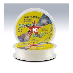 Puede incluir: Una bobina de cordón elástico transparente Stretch Magic para cuentas y joyería. La bobina es amarilla con texto negro que dice .5 mm/.019 in diameter, diametro, Stretch Magic, 25 m, 82 ft, Bead & Jewelry Cord, Pepperell Braiding Co, 22 Lowell Street, Pepperell, MA, 01453, Resistent & Flexible, Toyería/Fuerte & Flexible.