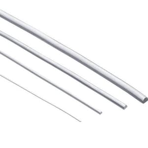 Könnte beinhalten: Vier silberne Metallstäbe in verschiedenen Längen und Dicken. Die Stäbe sind versetzt angeordnet, wobei der längste und dickste Stab oben und der kürzeste und dünnste Stab unten liegt.