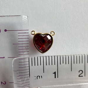 14K Gelbgold-gefüllter 7 mm Rubin Herz-Verbinder * 3A CZ Lünette * Juli Geburtsstein * Offene Fassung * Made in USA * Mengenrabatt