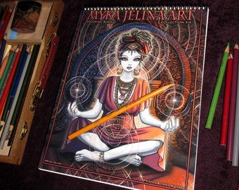 Könnte beinhalten: Ein Cover eines Malbuches mit einer Frau mit langen, dunklen Haaren, die eine Krone und ein rot-violettes Kleid trägt. Die Frau hält einen gelben Bleistift in ihren Händen. Das Cover ist mit "Myka Jelina Art Collection Six" betitelt und enthält den Text "Gezeichnet und Tusche gezeichnet von Hand".