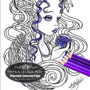 Può includere: Una pagina da colorare in bianco e nero di una fata alata con lunghi capelli fluenti che tiene un globo di cristallo con un fiore al suo interno. Il testo "MYKA JELINA ART Printable Coloring Page ALL RIGHTS RESERVED" è in fondo alla pagina.